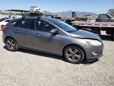 Czwarte zdjęcie samochodu z boku: 2014 FORD FOCUS SE VIN:1FADP3K21EL276549 - miniatura