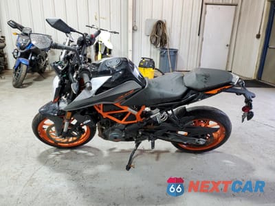Trzecie zdjęcie samochodu z tyłu: 2021 KTM 390 DUKE VIN:MD2JPJ407MC256912 - miniatura