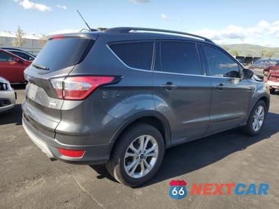 Trzecie zdjęcie samochodu z tyłu: 2018 FORD ESCAPE SE VIN:1FMCU0GD1JUC36933 - miniatura