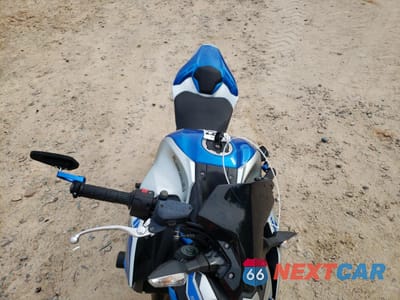 Piąte zdjęcie samochodu w środku: 2020 KAWASAKI ZR900 F VIN:ML5ZRDF1XLDA39483 - miniatura