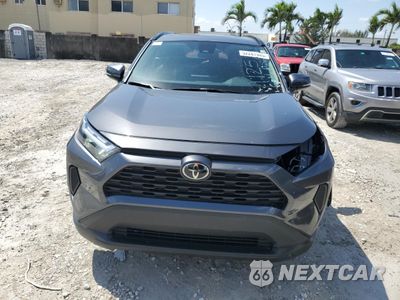 Piąte zdjęcie samochodu w środku: 2024 TOYOTA RAV4 XLE VIN:2T3W1RFV9RW351125 - miniatura