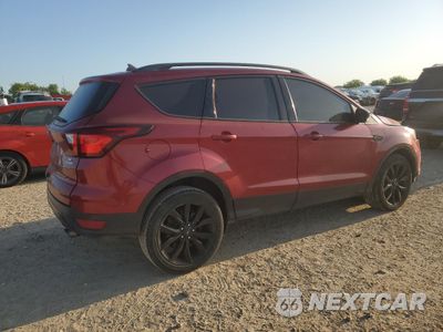 Trzecie zdjęcie samochodu z tyłu: 2019 FORD ESCAPE SE VIN:1FMCU0GD6KUB77802 - miniatura