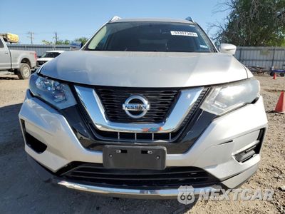 Piąte zdjęcie samochodu w środku: 2017 NISSAN ROGUE SV VIN:5N1AT2MN2HC759834 - miniatura