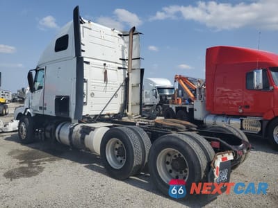 Trzecie zdjęcie samochodu z tyłu: 2014 VOLVO VNL SEMI TRUCK VIN:4V4NC9EH2EN167569 - miniatura