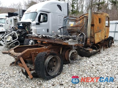 Czwarte zdjęcie samochodu z boku: 2010 VOLVO VNL SEMI TRUCK VIN:4V4NC9EJ3AN271680 - miniatura