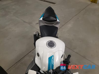 Piąte zdjęcie samochodu w środku: 2024 YAMAHA YZFR3 A VIN:MH3RH18Y3RK013893 - miniatura