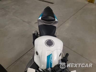 Piąte zdjęcie samochodu w środku: 2024 YAMAHA YZFR3 A VIN:MH3RH18Y3RK013893 - miniatura