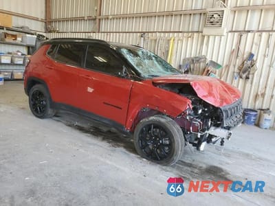 Czwarte zdjęcie samochodu z boku: 2023 JEEP COMPASS LATITUDE VIN:3C4NJDBN9PT545677 - miniatura