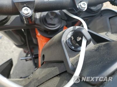 Zdjęcie 8 z 9 samochodu: 2021 KTM 890 DUKE R VIN:VBKTU9408MM810926 - miniatura