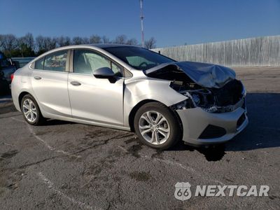 Czwarte zdjęcie samochodu z boku: 2019 CHEVROLET CRUZE LT VIN:1G1BE5SM0K7124442 - miniatura