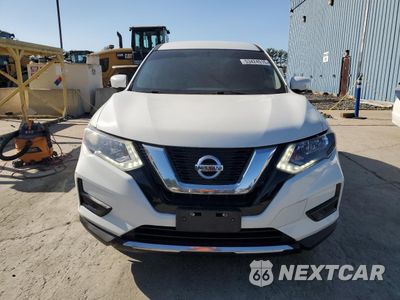 Piąte zdjęcie samochodu w środku: 2017 NISSAN ROGUE SV VIN:5N1AT2MVXHC737418 - miniatura