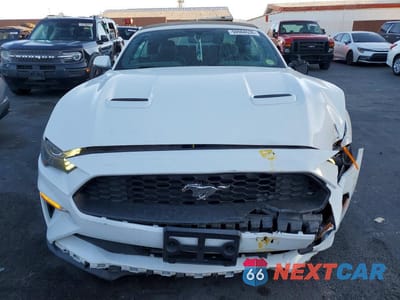 Piąte zdjęcie samochodu w środku: 2018 FORD MUSTANG VIN:1FATP8UH6J5133444 - miniatura