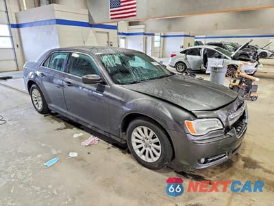 Czwarte zdjęcie samochodu z boku: 2013 CHRYSLER 300 VIN:2C3CCAAG8DH710078 - miniatura