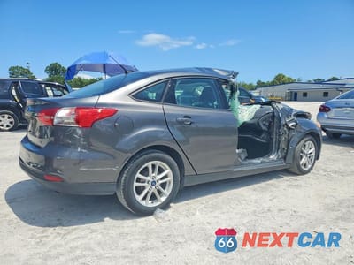 Trzecie zdjęcie samochodu z tyłu: 2017 FORD FOCUS SE VIN:1FADP3F23HL235029 - miniatura