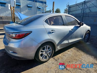 Trzecie zdjęcie samochodu z tyłu: 2018 TOYOTA YARIS IA BASE VIN:3MYDLBYV6JY321747 - miniatura