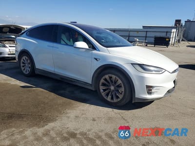 Czwarte zdjęcie samochodu z boku: 2017 TESLA MODEL X VIN:5YJXCAE28HF059123 - miniatura