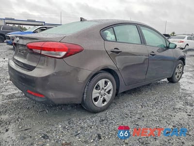 Trzecie zdjęcie samochodu z tyłu: 2017 KIA FORTE LX VIN:3KPFK4A73HE124659 - miniatura