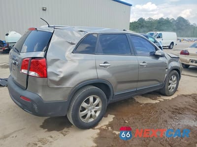 Trzecie zdjęcie samochodu z tyłu: 2013 KIA SORENTO LX VIN:5XYKT3A65DG325117 - miniatura