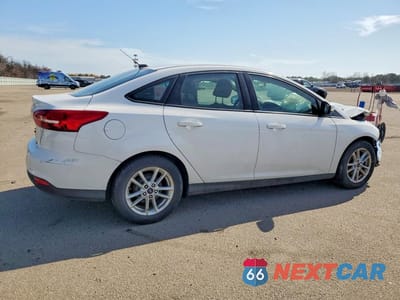 Trzecie zdjęcie samochodu z tyłu: 2016 FORD FOCUS SE VIN:1FADP3F21GL388989 - miniatura
