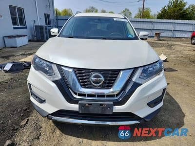 Piąte zdjęcie samochodu w środku: 2018 NISSAN ROGUE SV VIN:KNMAT2MV7JP508178 - miniatura