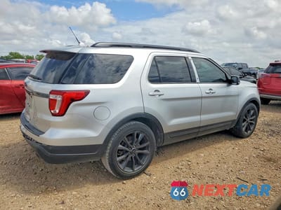 Trzecie zdjęcie samochodu z tyłu: 2019 FORD EXPLORER XLT VIN:1FM5K7D83KGA60031 - miniatura
