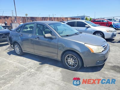 Czwarte zdjęcie samochodu z boku: 2010 FORD FOCUS SE VIN:1FAHP3FNXAW243001 - miniatura