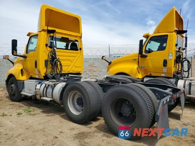 Trzecie zdjęcie samochodu z tyłu: 2020 INTERNATIONAL LT625 SEMI TRUCK VIN:3HSDZTZR4LN233599 - miniatura