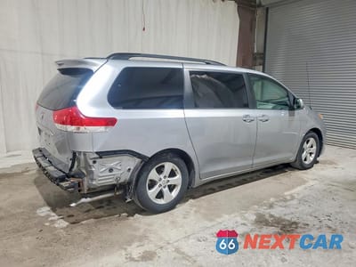 Trzecie zdjęcie samochodu z tyłu: 2014 TOYOTA SIENNA LE VIN:5TDKK3DC5ES489010 - miniatura