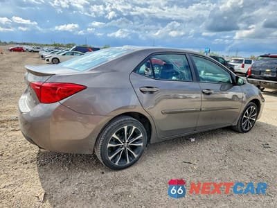 Trzecie zdjęcie samochodu z tyłu: 2018 TOYOTA COROLLA SE VIN:5YFBURHE3JP783534 - miniatura