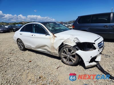 Czwarte zdjęcie samochodu z boku: 2017 MERCEDES-BENZ C300 VIN:55SWF4JB4HU196407 - miniatura
