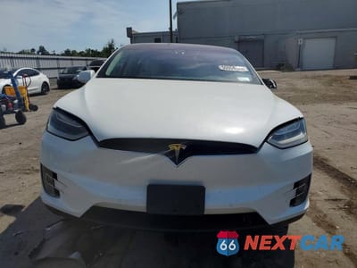 Piąte zdjęcie samochodu w środku: 2019 TESLA MODEL X VIN:5YJXCAE25KF181347 - miniatura