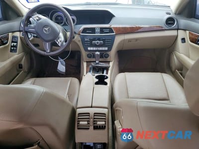 Zdjęcie 8 z 12 samochodu: 2013 MERCEDES-BENZ C 250 VIN:WDDGF4HB7DR252264 - miniatura