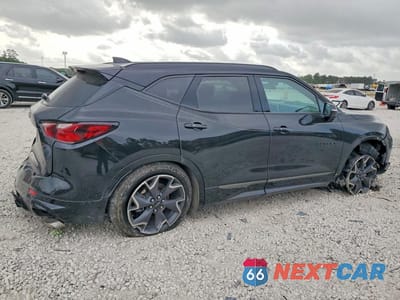 Trzecie zdjęcie samochodu z tyłu: 2022 CHEVROLET BLAZER RS VIN:3GNKBERS7NS232171 - miniatura
