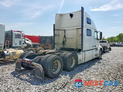 Czwarte zdjęcie samochodu z boku: 2020 VOLVO VNL SEMI TRUCK VIN:4V4NC9EH1LN226429 - miniatura