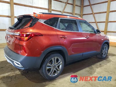 Trzecie zdjęcie samochodu z tyłu: 2022 KIA SELTOS S VIN:KNDEUCAA6N7307173 - miniatura
