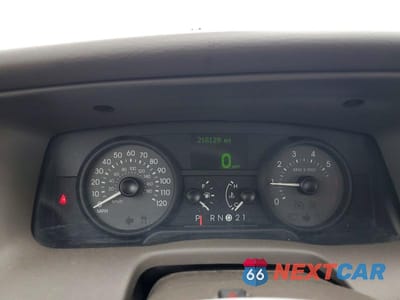 Zdjęcie 9 z 12 samochodu: 2010 MERCURY GRAND MARQUIS VIN:2MEBM7FV6AX630115 - miniatura