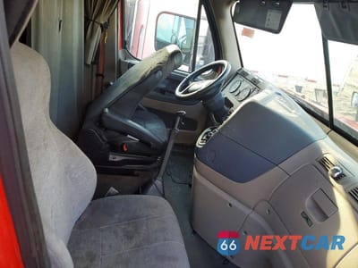 Piąte zdjęcie samochodu w środku: 2017 FREIGHTLINER CASCADIA 125 SEMI TRUCK VIN:1FUJGLDR3HLHX2511 - miniatura