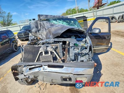 Piąte zdjęcie samochodu w środku: 2003 CHEVROLET SILVERADO K1500 VIN:1GCEK19T33E111913 - miniatura