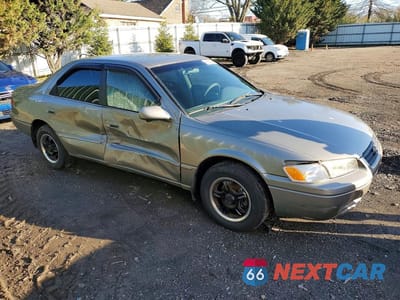 Czwarte zdjęcie samochodu z boku: 1999 TOYOTA CAMRY CE VIN:4T1BG22K4XU497017 - miniatura