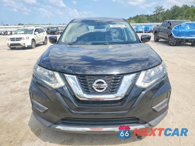 Piąte zdjęcie samochodu w środku: 2017 NISSAN ROGUE S VIN:5N1AT2MT6HC743098 - miniatura
