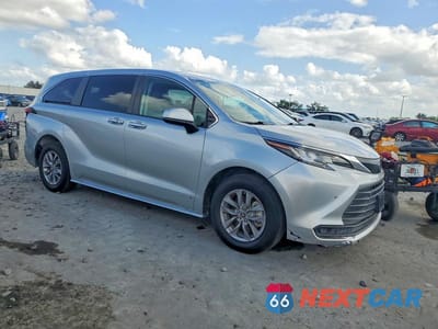 Czwarte zdjęcie samochodu z boku: 2021 TOYOTA SIENNA LE 8-PASSENGER VIN:5TDKSKFC9MS036742 - miniatura