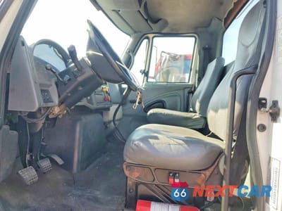 Piąte zdjęcie samochodu w środku: 2003 INTERNATIONAL 4300 SEMI TRUCK VIN:1HSMMAAN33H594408 - miniatura