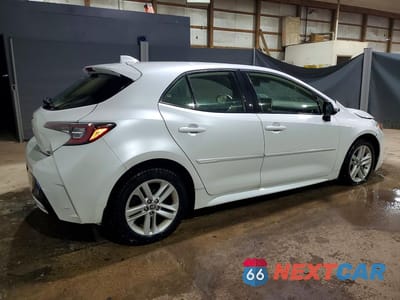 Trzecie zdjęcie samochodu z tyłu: 2021 TOYOTA COROLLA HATCHBACK SE VIN:JTND4MBE3M3131638 - miniatura
