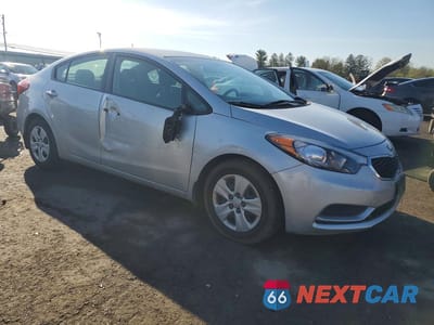 Czwarte zdjęcie samochodu z boku: 2016 KIA FORTE LX VIN:KNAFK4A68G5617610 - miniatura