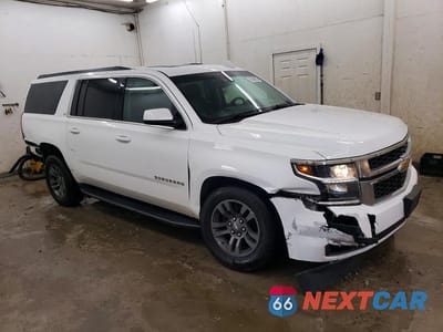 Czwarte zdjęcie samochodu z boku: 2018 CHEVROLET SUBURBAN K1500 LT VIN:1GNSKHKC1JR370015 - miniatura