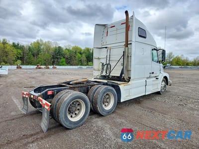 Czwarte zdjęcie samochodu z boku: 2013 VOLVO VN VNL VIN:4V4NC9EH4DN566224 - miniatura