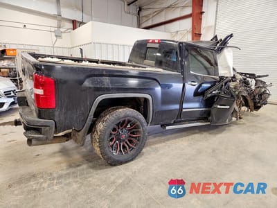 Trzecie zdjęcie samochodu z tyłu: 2017 GMC SIERRA K2500 DENALI VIN:1GT12UEYXHF137900 - miniatura