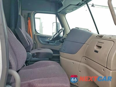 Piąte zdjęcie samochodu w środku: 2018 FREIGHTLINER CASCADIA 125 SEMI TRUCK VIN:1FUJGLDV8JLKC7089 - miniatura