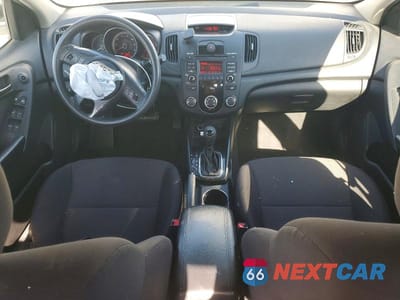 Zdjęcie 8 z 12 samochodu: 2012 KIA FORTE EX VIN:KNAFU4A2XC5516683 - miniatura