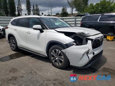 Czwarte zdjęcie samochodu z boku: 2022 TOYOTA HIGHLANDER XLE VIN:5TDGZRAH5NS544494 - miniatura